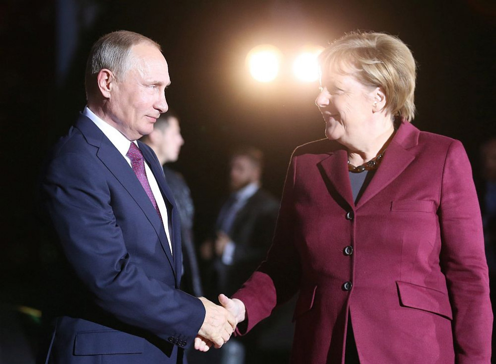 Руският президент Владимир Путин и германският канцлер Ангела Меркел на среща в Берлин през октомври миналата година, на която бяха обсъждани ситуацията в Сирия и Минските споразумения за Украйна