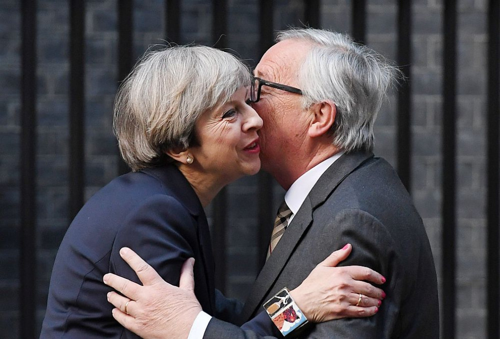 Британският премиер Тереза Мей посрещна председателя на ЕК Жан-Клод Юнкер на Дайнинг стрийт 10 за разговори за Брекзит
