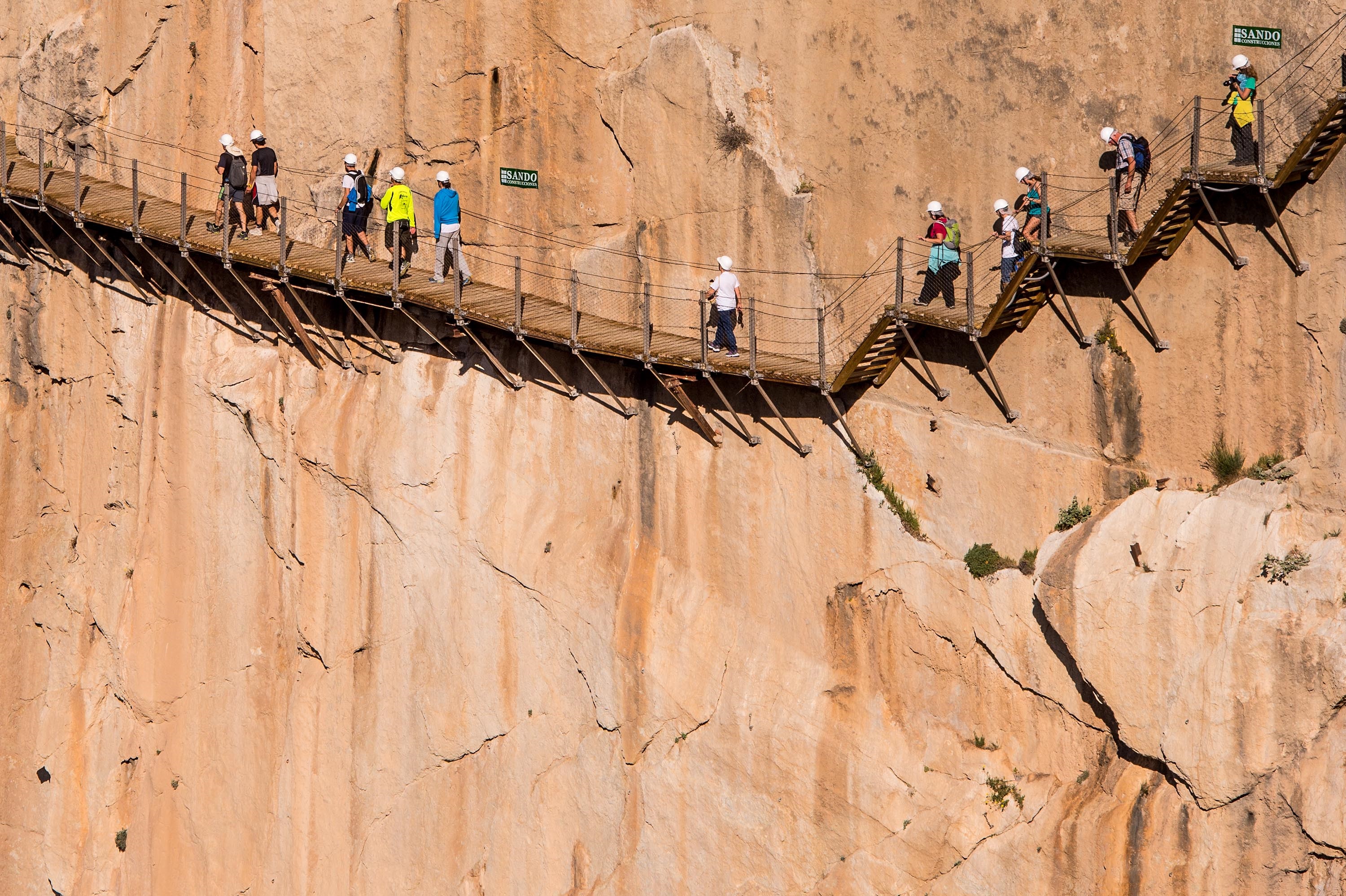 Каминито дел Рей, известна още като Пешеходната пътека на краля, може с основание да се нарече най-опасната пътека в света. Тя се намира в тесен пролом в района на Малага, Испания.