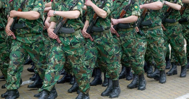 Въпросът с недокомплекта на армията може да се реши ако