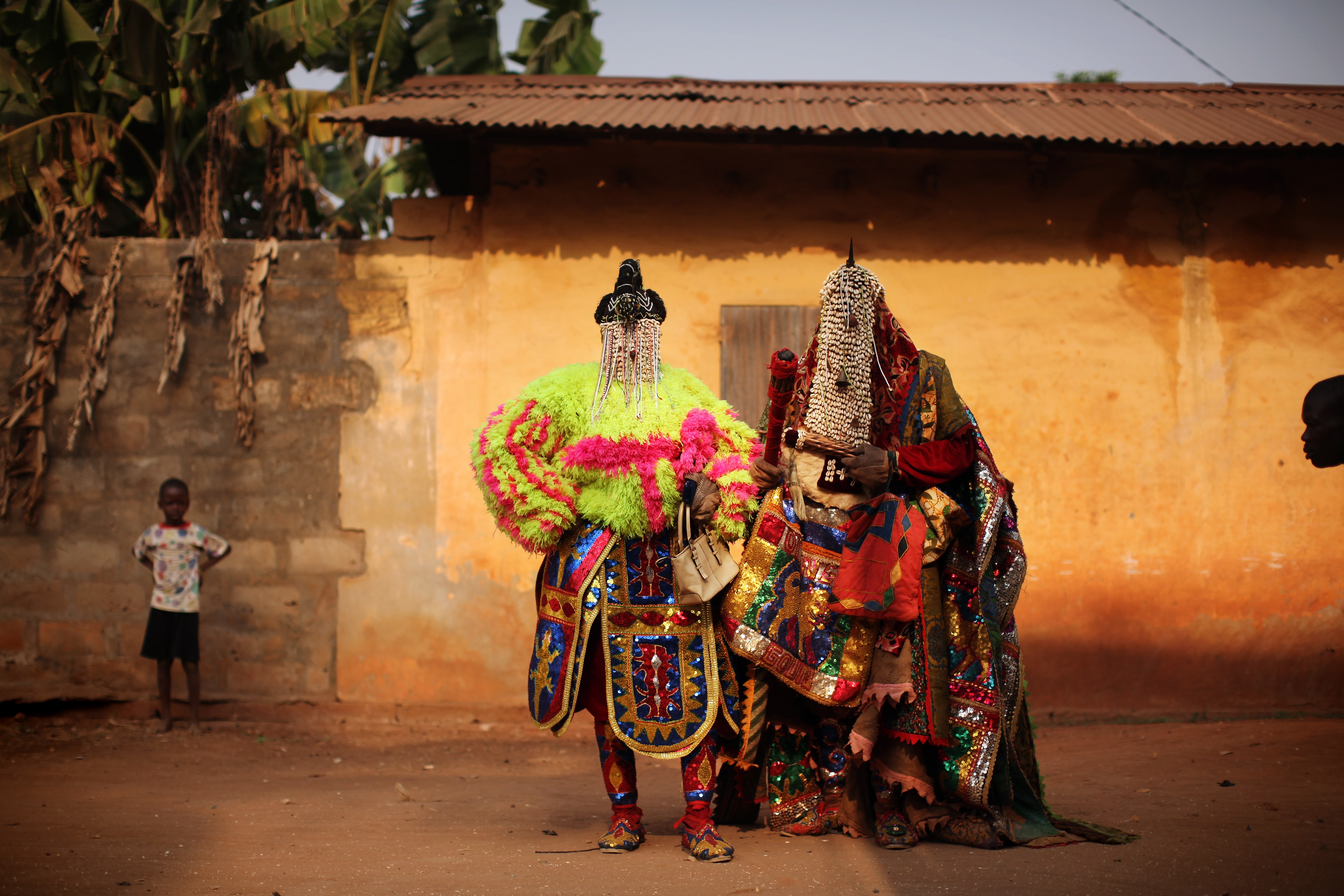 Това са живите призраци на Бенин, за които селяните смятат, че са проводник на техните предци
