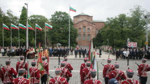 Осветиха бойните знамена