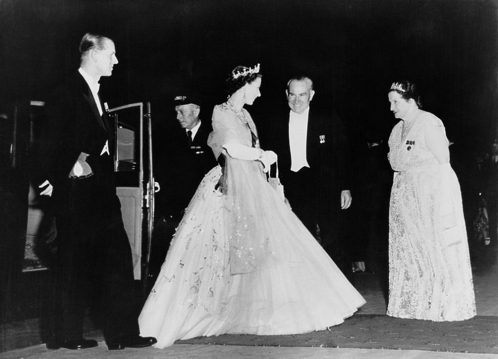  Британската кралица Елизабет и брачният партньор й принц Филип 