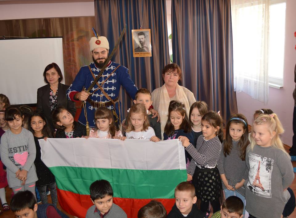 Искрен Красимиров с деца след патриотичен урок.