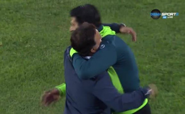 Гонзо и Митов с приятелска прегръдка след мача