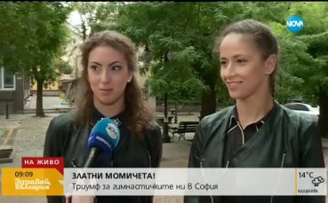 Две грации ръка в ръка заедно на стълбичката