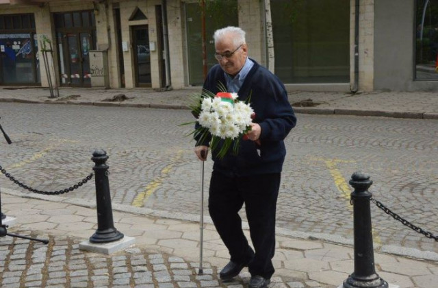 Най-възрастният ветеран от войните в Гоце Делчев Иван Кутинов, който положи цветя на паметника на загиналите във войните по време на тържеството на 6 май 2017 г.