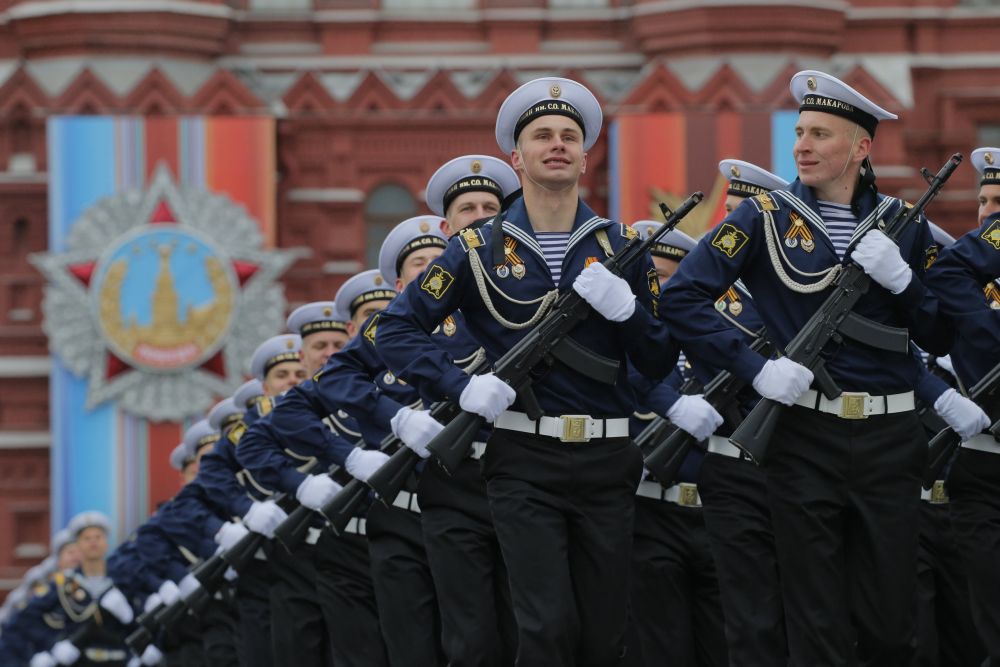 Механизираната част на парада започна с появата на легендарния танк Т-34. След него преминаха още над<strong> </strong>100 единици наземна бойна техника - бронирани автомобили Тигър, Тайфун-К и Тайфун-У, бойни машини на пехотата, модерни танкове като Т-14 Армата и Т-72, артилерийски и ракетни комплекси. Авиацията не участва в парада на Червения площад поради неблагоприятни метеорологични условия.