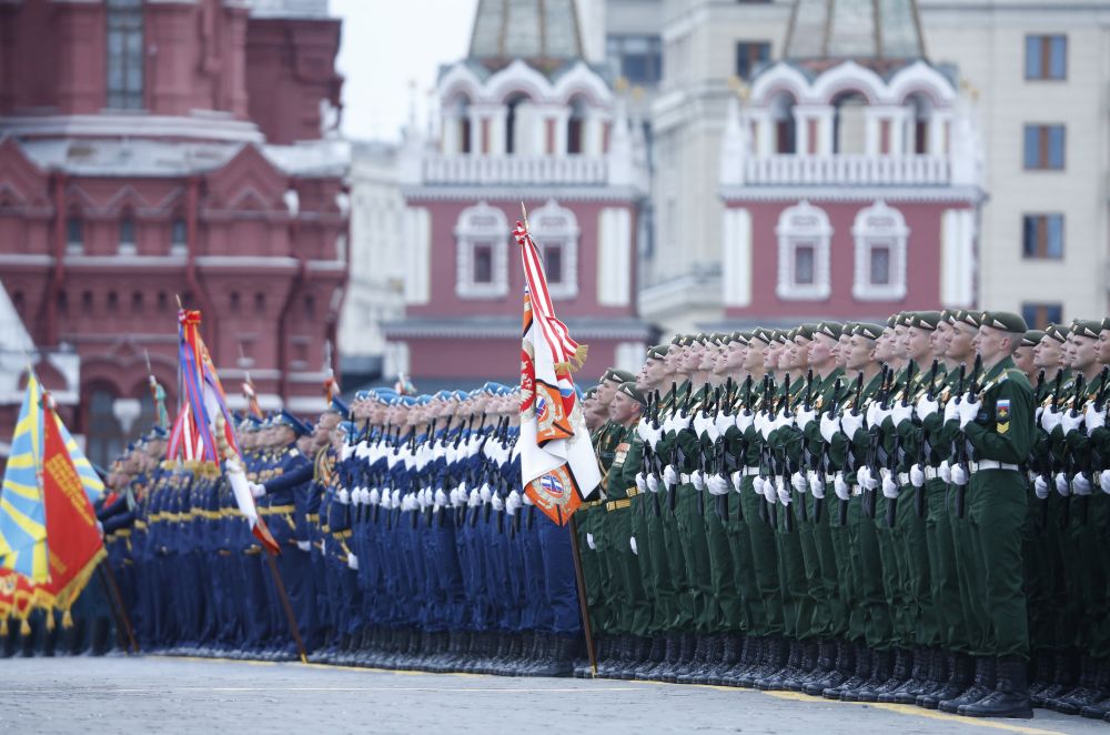 Механизираната част на парада започна с появата на легендарния танк Т-34. След него преминаха още над<strong> </strong>100 единици наземна бойна техника - бронирани автомобили Тигър, Тайфун-К и Тайфун-У, бойни машини на пехотата, модерни танкове като Т-14 Армата и Т-72, артилерийски и ракетни комплекси. Авиацията не участва в парада на Червения площад поради неблагоприятни метеорологични условия.