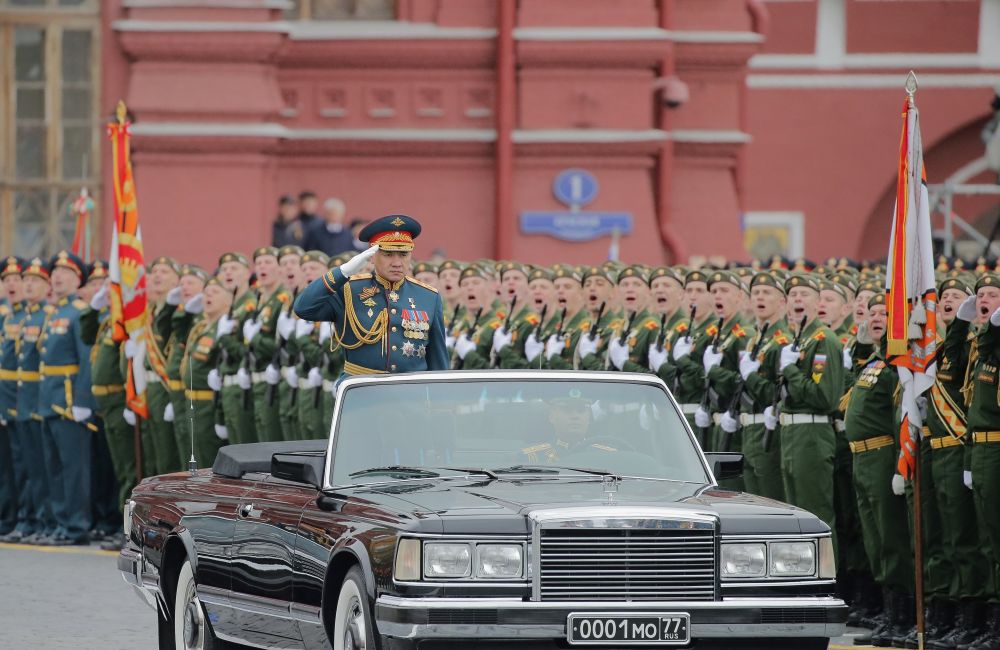 Механизираната част на парада започна с появата на легендарния танк Т-34. След него преминаха още над<strong> </strong>100 единици наземна бойна техника - бронирани автомобили Тигър, Тайфун-К и Тайфун-У, бойни машини на пехотата, модерни танкове като Т-14 Армата и Т-72, артилерийски и ракетни комплекси. Авиацията не участва в парада на Червения площад поради неблагоприятни метеорологични условия.