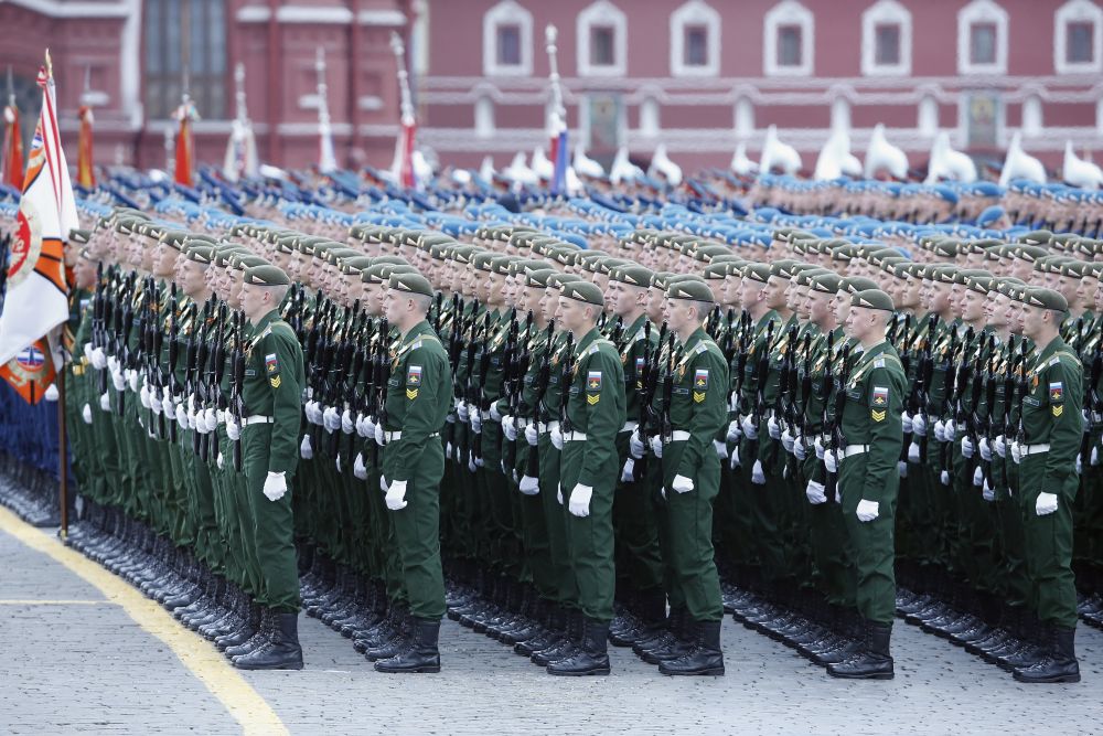 Механизираната част на парада започна с появата на легендарния танк Т-34. След него преминаха още над<strong> </strong>100 единици наземна бойна техника - бронирани автомобили Тигър, Тайфун-К и Тайфун-У, бойни машини на пехотата, модерни танкове като Т-14 Армата и Т-72, артилерийски и ракетни комплекси. Авиацията не участва в парада на Червения площад поради неблагоприятни метеорологични условия.