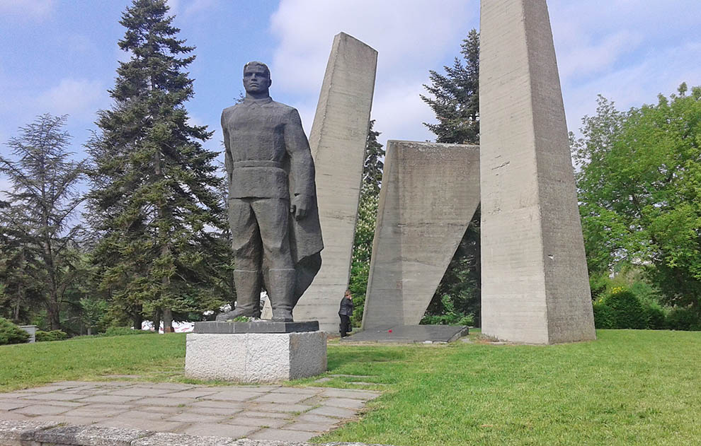 Паметник на загиналите във II световна война добруджанци