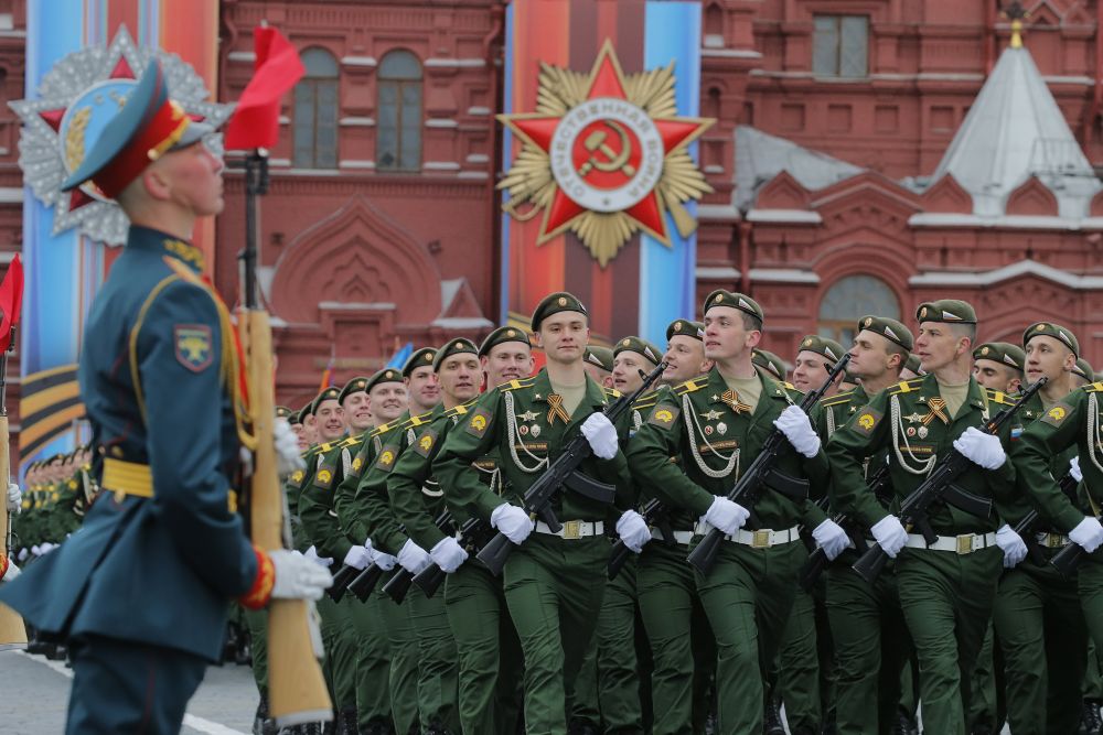 Механизираната част на парада започна с появата на легендарния танк Т-34. След него преминаха още над 100 единици наземна бойна техника - бронирани автомобили Тигър, Тайфун-К и Тайфун-У, бойни машини на пехотата, модерни танкове като Т-14 Армата и Т-72, артилерийски и ракетни комплекси. Авиацията не участва в парада на Червения площад поради неблагоприятни метеорологични условия.