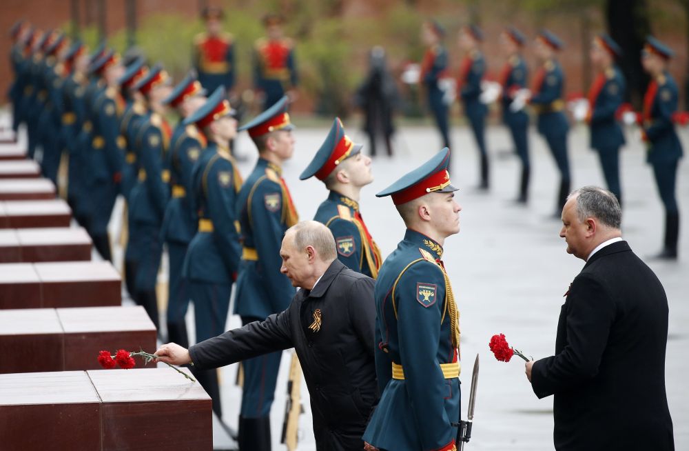 Механизираната част на парада започна с появата на легендарния танк Т-34. След него преминаха още над 100 единици наземна бойна техника - бронирани автомобили Тигър, Тайфун-К и Тайфун-У, бойни машини на пехотата, модерни танкове като Т-14 Армата и Т-72, артилерийски и ракетни комплекси. Авиацията не участва в парада на Червения площад поради неблагоприятни метеорологични условия.