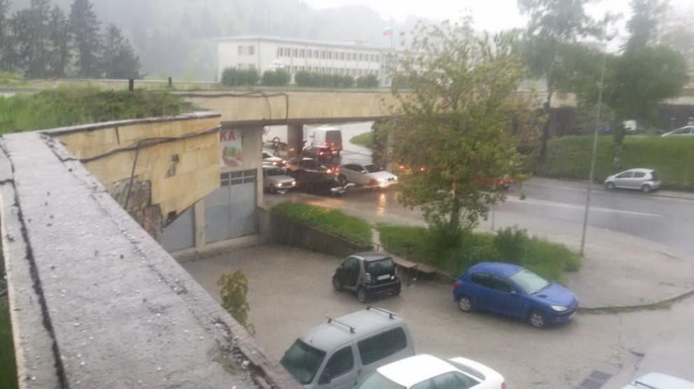 Смолян побеля от градушка