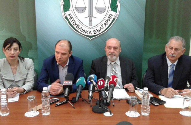 Прокурор Петров /вторият отдясно/ даде подробности по гнусните престъпления