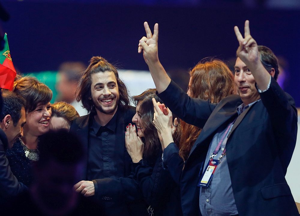 Salvador Sobral от Португалия с песента  „Amar Pelos Dois“