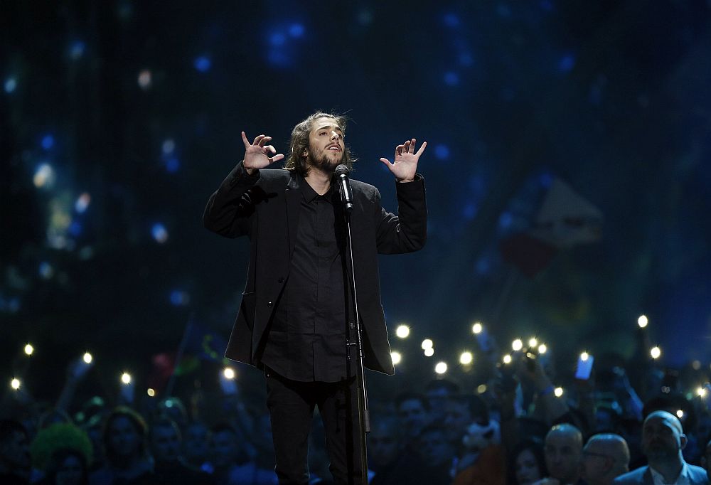 Salvador Sobral от Португалия с песента  „Amar Pelos Dois“