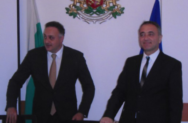 Смяна на властта в Областна администрация Варна губернатори на Варна Стоян Пасев /вляво/ и Тодор Йотов, въпреки че двамата се ръкуваха с усмивка.