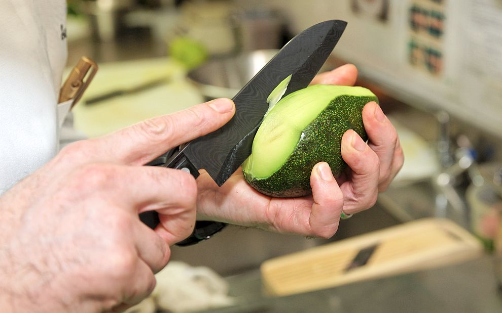 Авокадото причинява най-много травми след порязване при рязането на неговата кора
