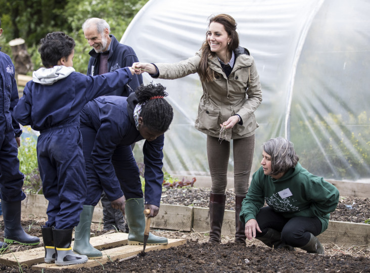 Кейт Мидълтън нахрани агънце - снимка 18