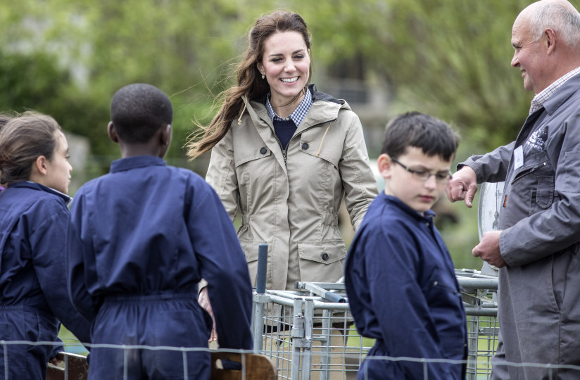 Кейт Мидълтън нахрани агънце - снимка 8