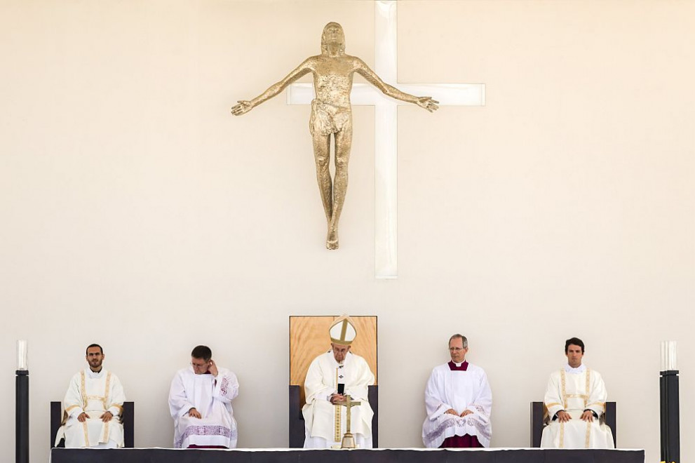 Папа Франциск канонизира братче и сестриче, видели Богородица преди век в околностите на Фатима