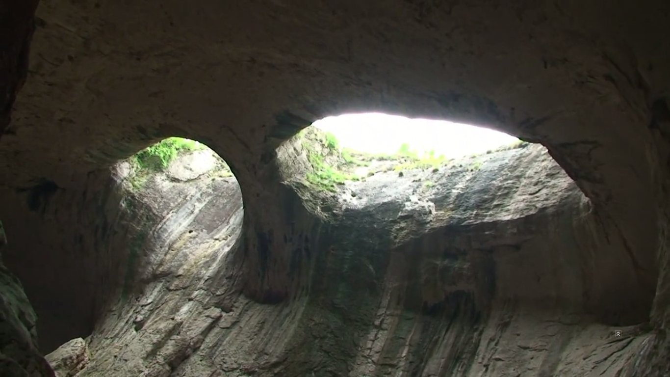 Уникалната пещера се намира на няколко километра от Карлуково. В средата на тавана има два отвора, които наподобяват две очи. Затова е известна още като "Очите на бога". Това е най-големият пещерен тунел в България. Има два входа и се нарича "Проходна". Дължина на тунела е около 350 м. височина на свода 45 м. Това е единствената пещера в която се практикуват бънджи скокове. Тук е сниман известният български филм "Време разделно".