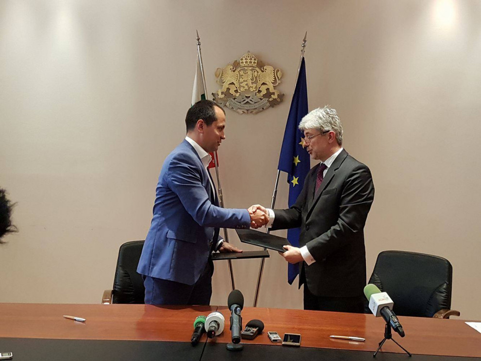 Момент от подписването на договора.