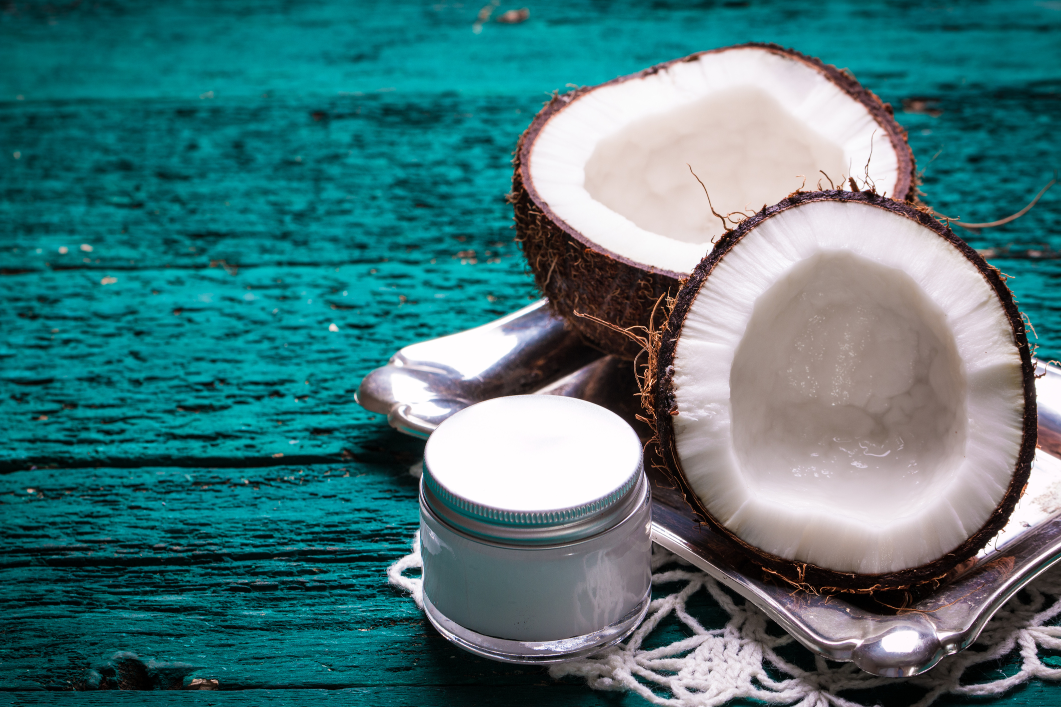 Кокосово масло кокосовото масло е богато на лауринова киселина - уникален липид, чийто бактерии се отразяват добре на нивото на холестерола. Доказано е, че хората, които често използват кокосово масло като мазнина в кухнята, все по-рядко страдат от затлъстяване.