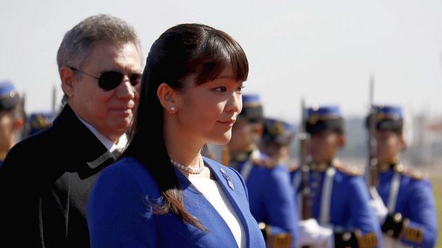 Японска принцеса се омъжва за човек от простолюдието, губи титлата си