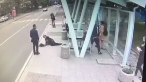 Мъж ритна възрастна жена на спирка в Бургас