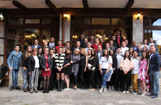 Георги Икономов покани на стилен коктейл абитуриенти