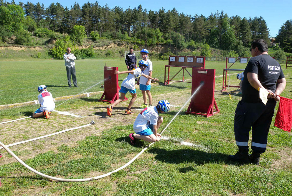 Младите огнеборци от ОУ“Н.Икономов“ за шести път областни първенци