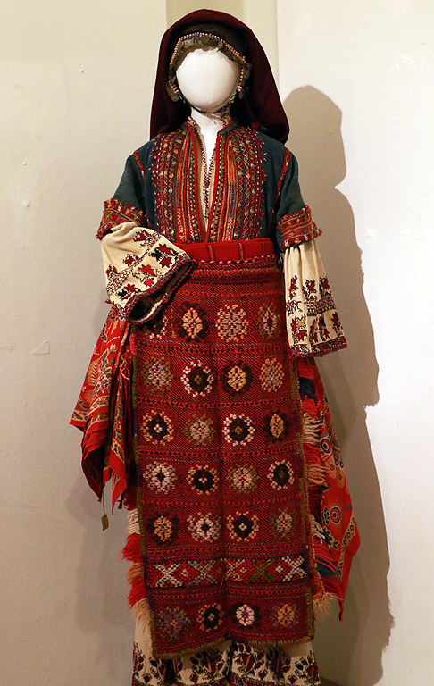 Обредна моминска носия на Лазарка от село Пирин, Санданско