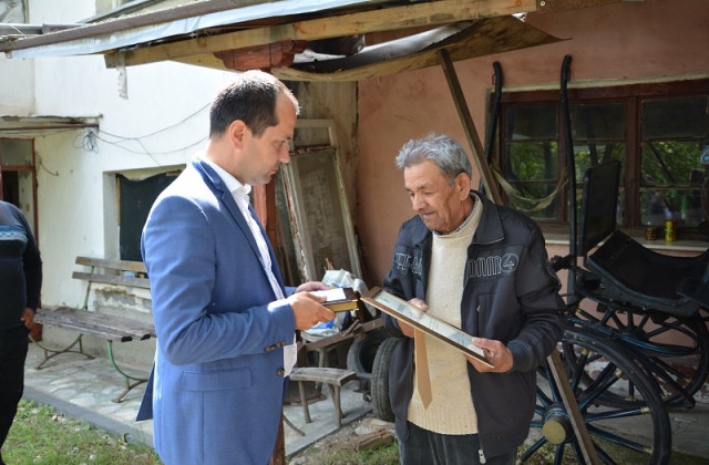 Кметът Калин Каменов на гости на дядо Анко - файтонът е на заден план на снимката.