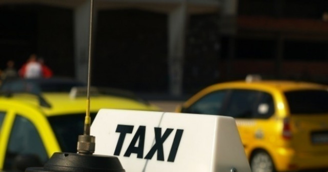 Удостоверенията на водачите на леки таксиметрови автомобили запазват действието си