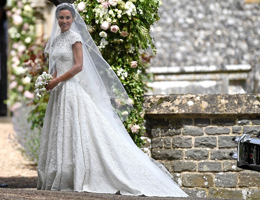 Пипа Мидълтън избра за сватбената си церемония рокля на дизайнера Джайлс Дийкън.
