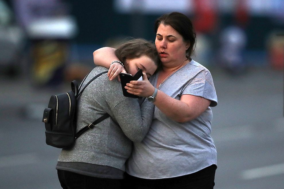 Над 20 души загинаха, а десетки бяха ранени при взрив на концерт на Ариана Гранде в Манчестър. Зрителите на концерта са били предимно тийнейджъри и млади хора.