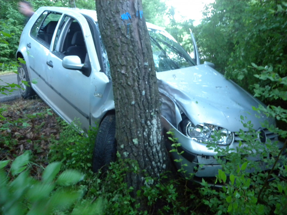 Пиян шофьор се блъсна в дърво, трима ранени, сред тях – дете на 14 години