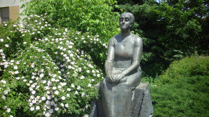 Дора Габе паметник