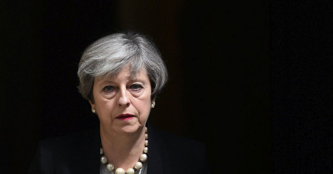 Полицейска охрана изведе британския премиер Тереза Мей след срещата й