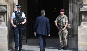 Полицай и войник на пост пред сградата на парламента в Лондон