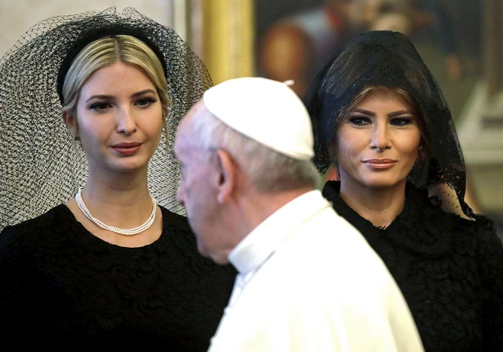 Първата дама на САЩ Мелания Тръмп и дъщерята на президента Доналд Тръмп - Иванка, придружаваха държавния глава при аудиенцията му при папата във Ватикана. Двете дами бяха облечени в строго официални черни тоалети с воали, както повелява протоколът на Ватикана.