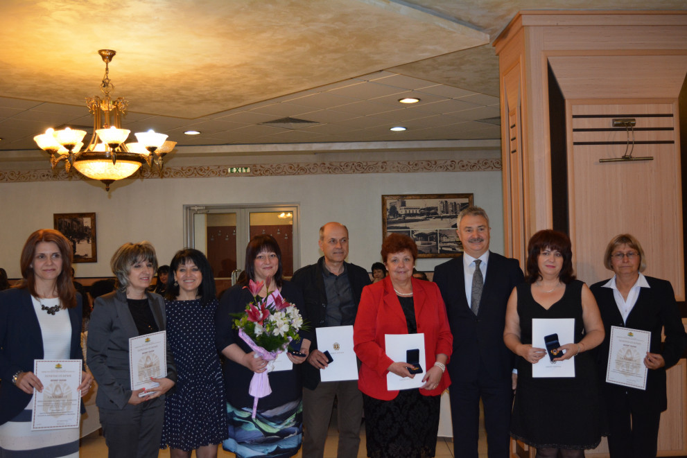 Кметът Златко Живков и наградените.