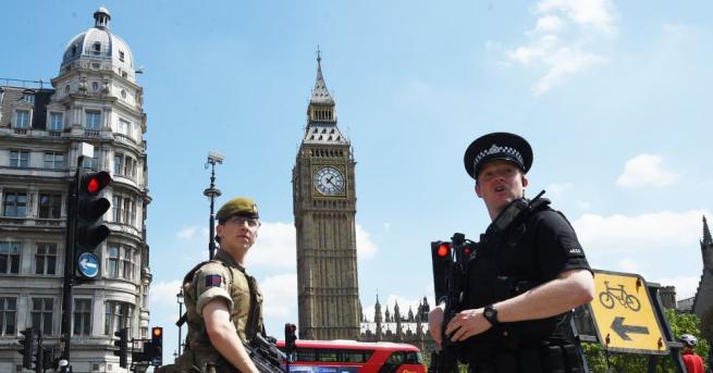 Полицай беше тежко ранен в Лондон, след като беше нападнат