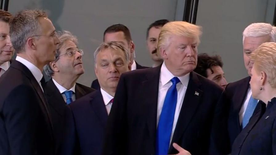 Тръмп и други държавни ръководители на страните в НАТО по време на срещата в Брюксел