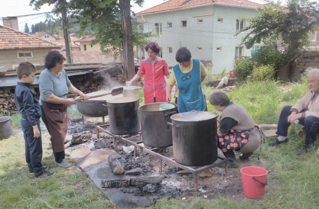 С курбан и литургия почетоха Спасовден в Баня