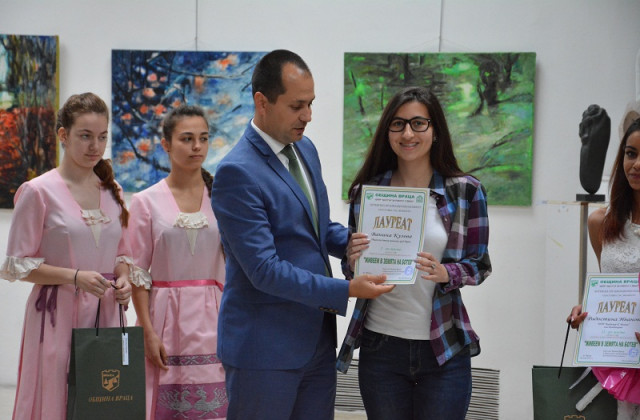Кметът на Враца връчи награди.