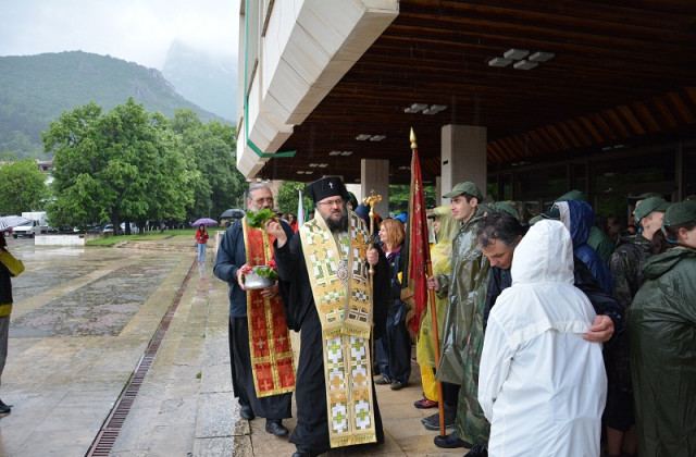 Врачанският митрополит Григорий благослови и поръси със светена вода походниците.